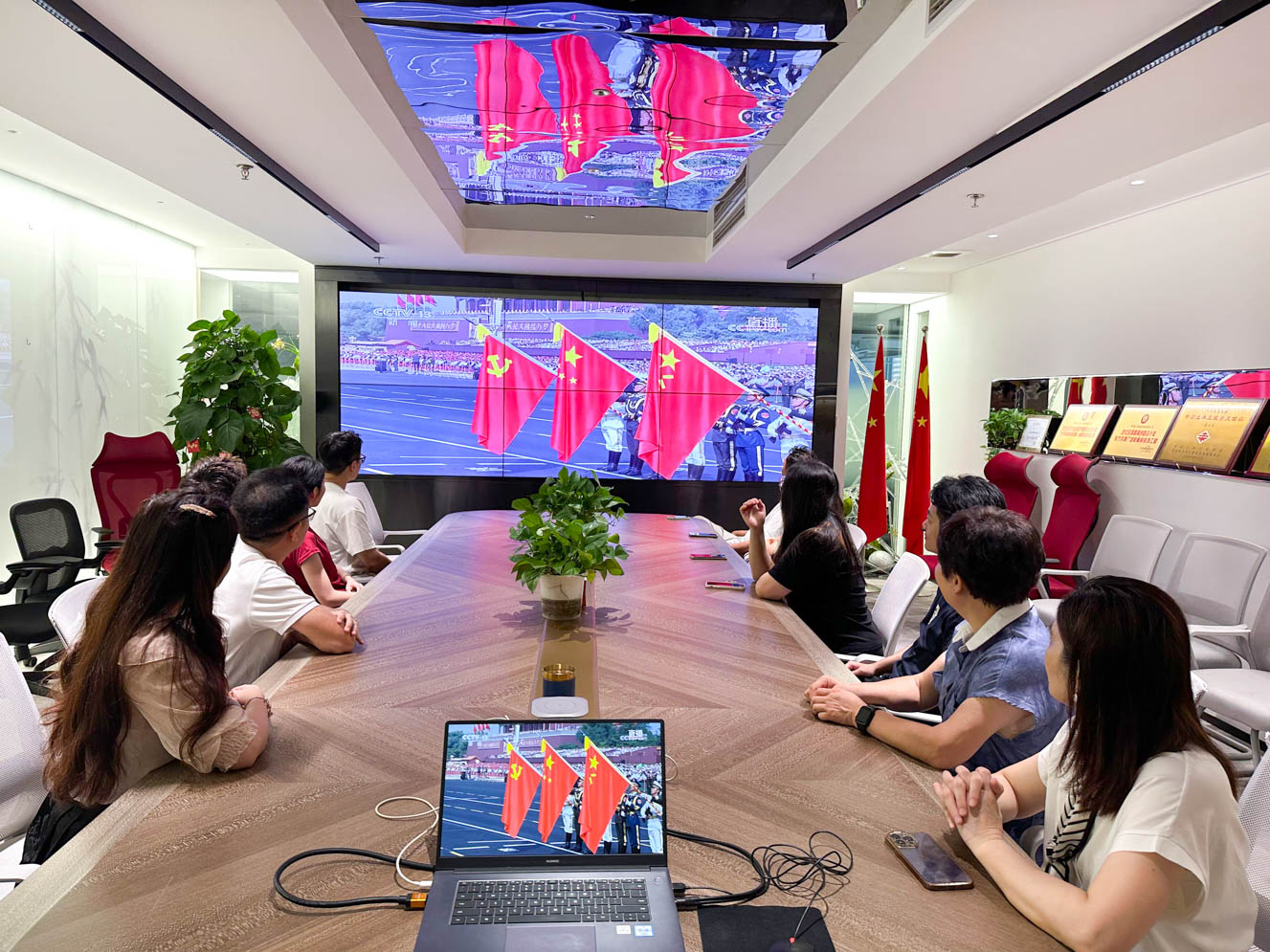 开运电竞官方网站|电竞赛事有奖竞猜装饰党支部组织党员观看九三阅兵仪式